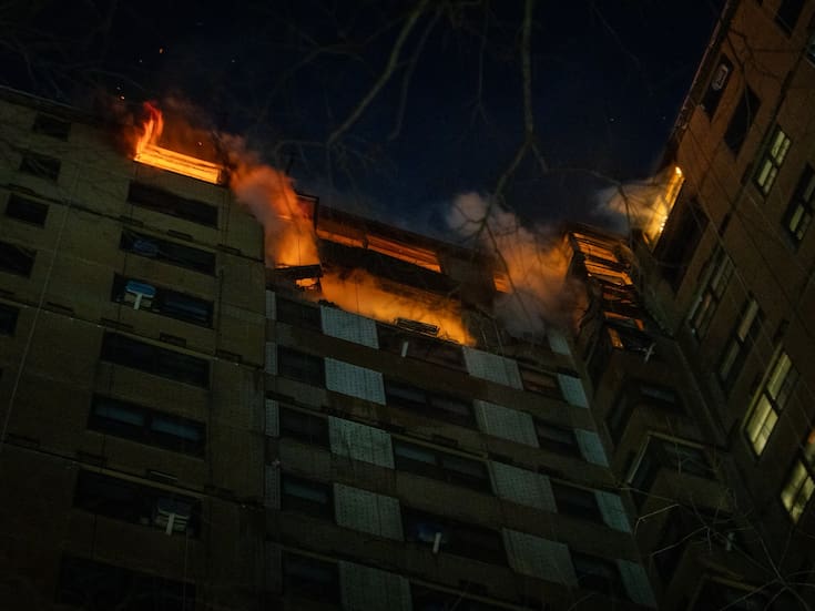 Tragedia en Nueva York: explosión de gas en edificio público deja un muerto y 14 heridos