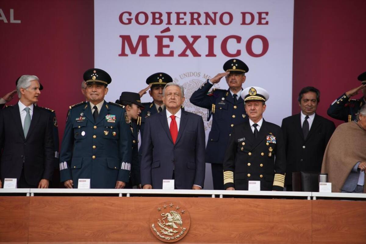 AMLO da banderazo de salida a construcción de aeropuerto de Santa Lucía