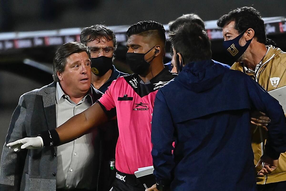 Regaña Cortés Alcalá a ‘Piojo’ Herrera por no usar cubreboca en partido de ayer