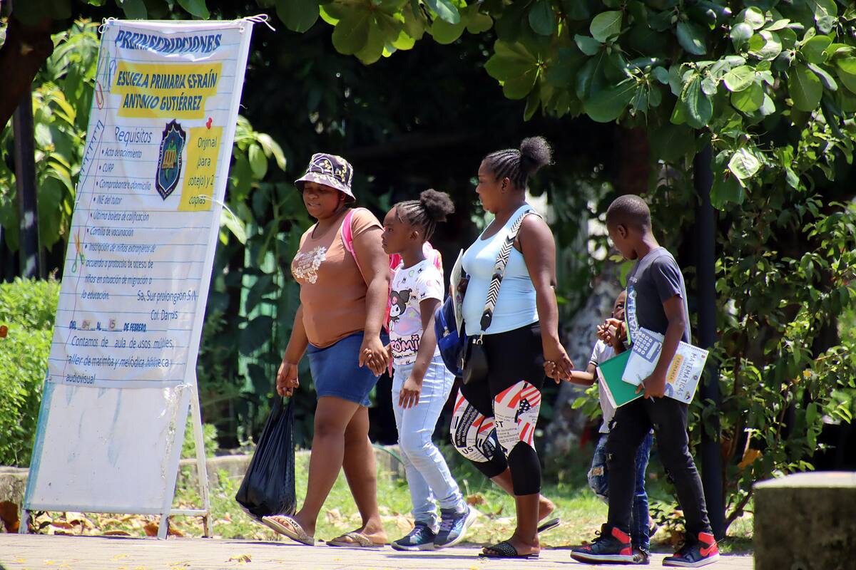 Jóvenes migrantes asisten a clases este lunes, en la ciudad de Tapachula en Chiapas (México). Maestros en la frontera sur de México crearon un programa para dar clases a los niños migrantes varados en la región tras un aumento interanual de más del 70% en la migración irregular de menores de edad, quienes pierden meses o años de educación por su travesía hacia Norteamérica. EFE/Juan Manuel Blanco