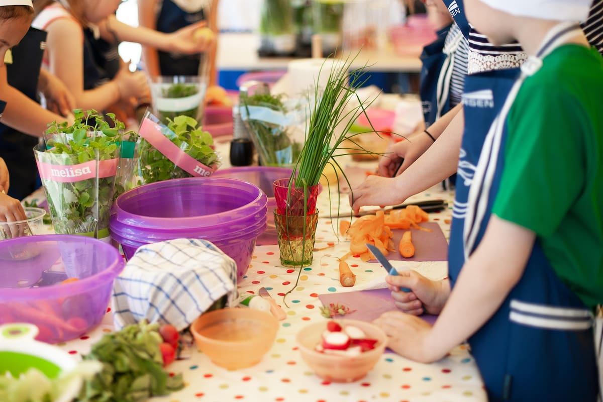 De huertos y ajedrez a mini ingeniería: UES lanza talleres de verano para niñas y niños en SLRC