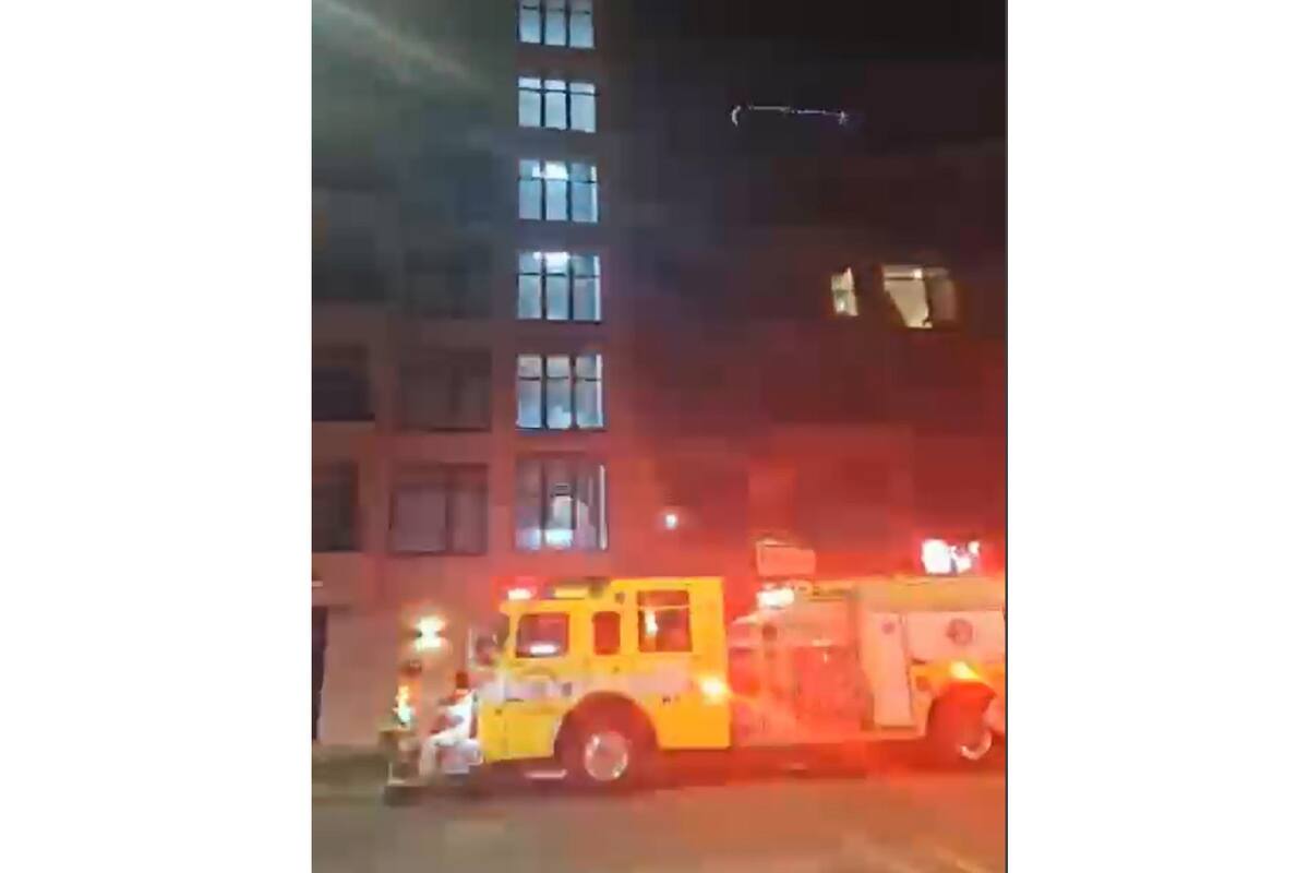 Hombre sufre lesiones tras el incendio en un edificio de departamentos