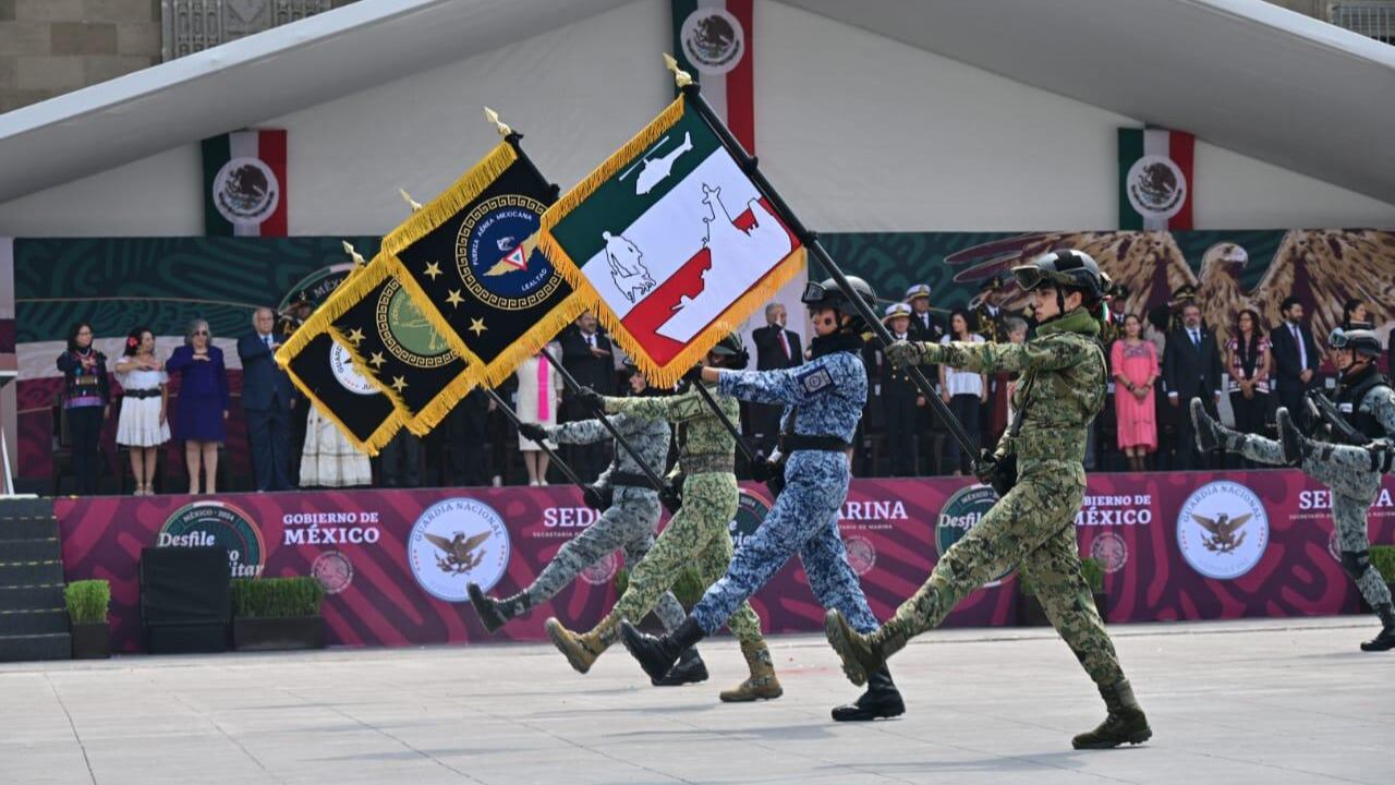 La Secretaría de Marina prepara a 3 mil 156 elementos para el desfile militar del 16 de septiembre, entre ellos personal de Fuerzas Especiales, Sanidad Naval, Aviación Naval y unidades caninas. (GobMex)