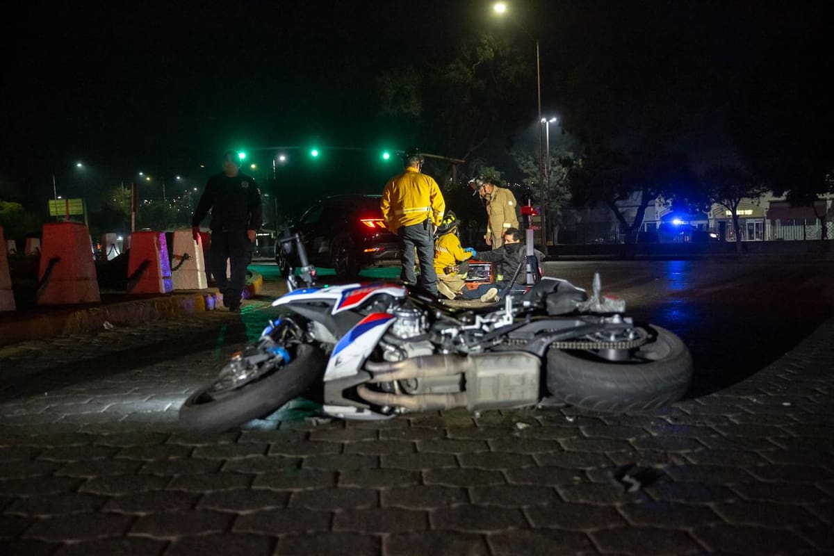 Conductor embiste a motociclista en Zona Río y escapa; la víctima fue trasladada a un hospital. Foto: Border Zoom