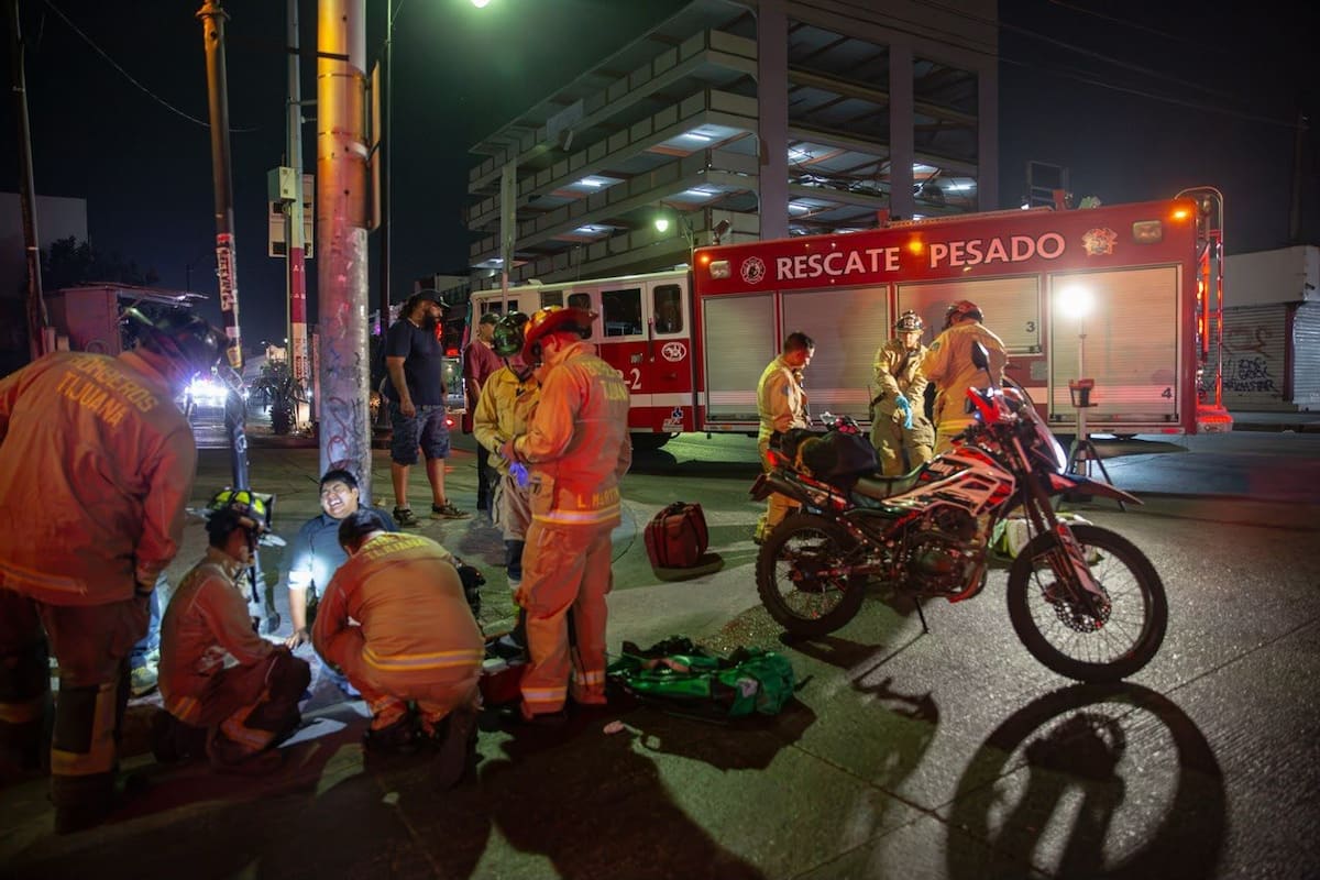 El motociclista resultó lesionado tras impactar contra un hombre que presuntamente cruzó de forma indebida; no presentará cargos. Foto: Border Zoom
