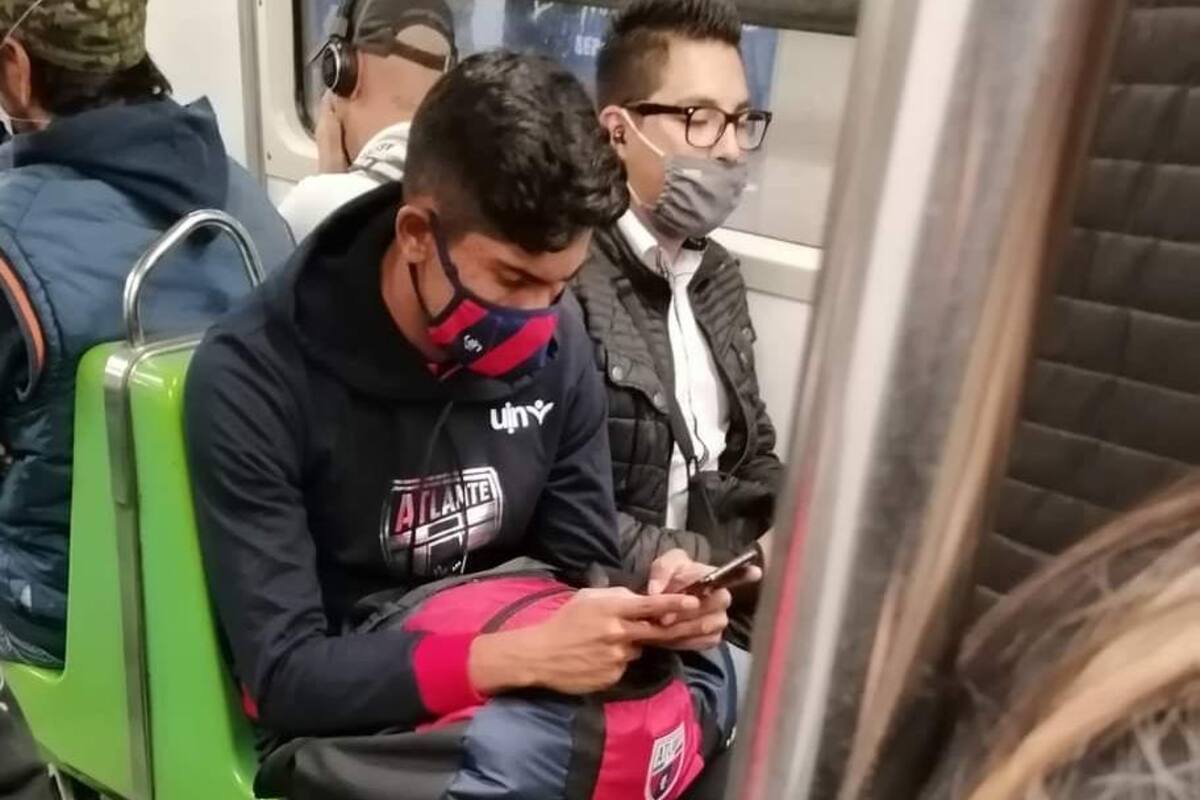 Joven del Atlante regresa a casa en metro después culminar partido