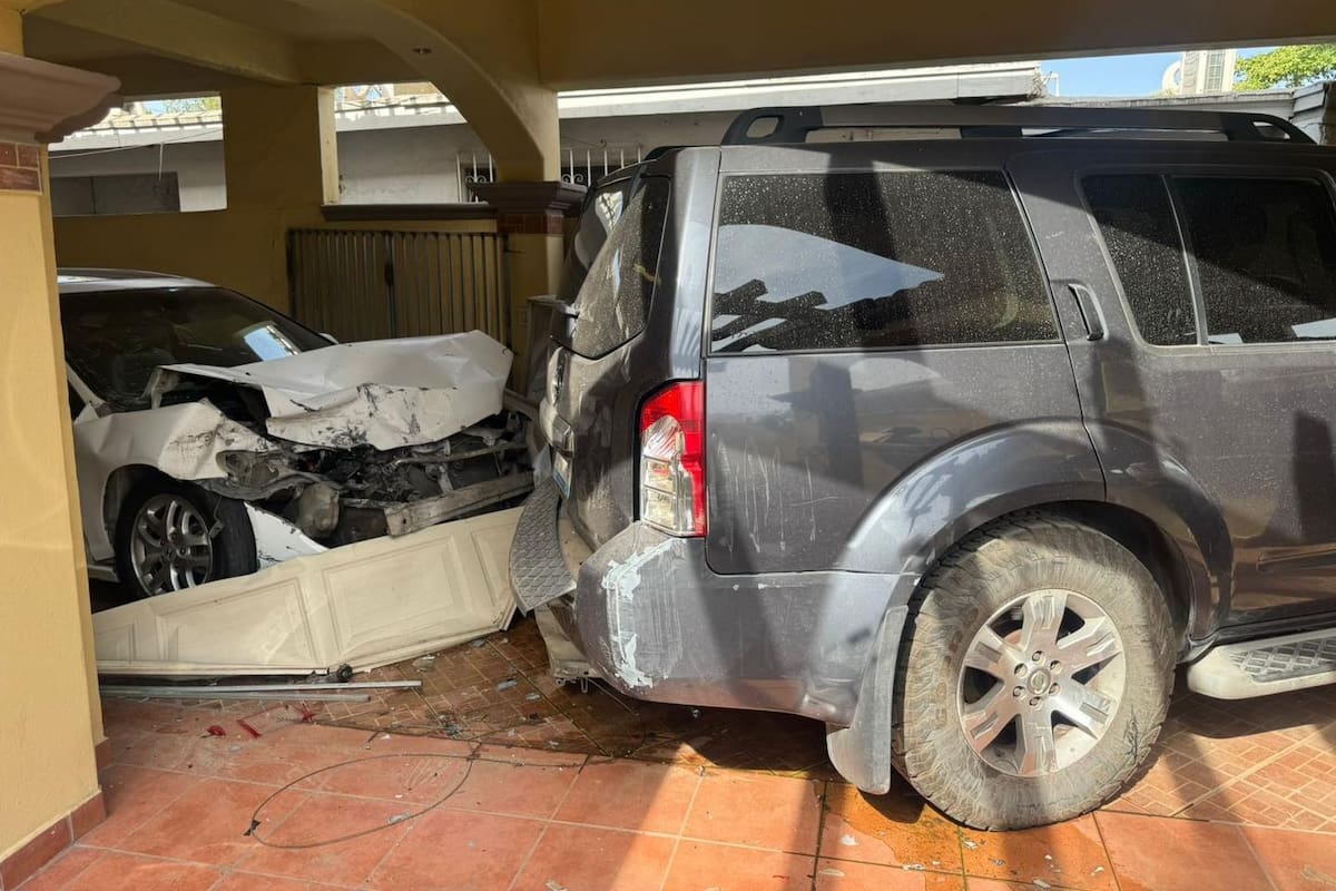 Adulta mayor pierde el control y choca contra casa