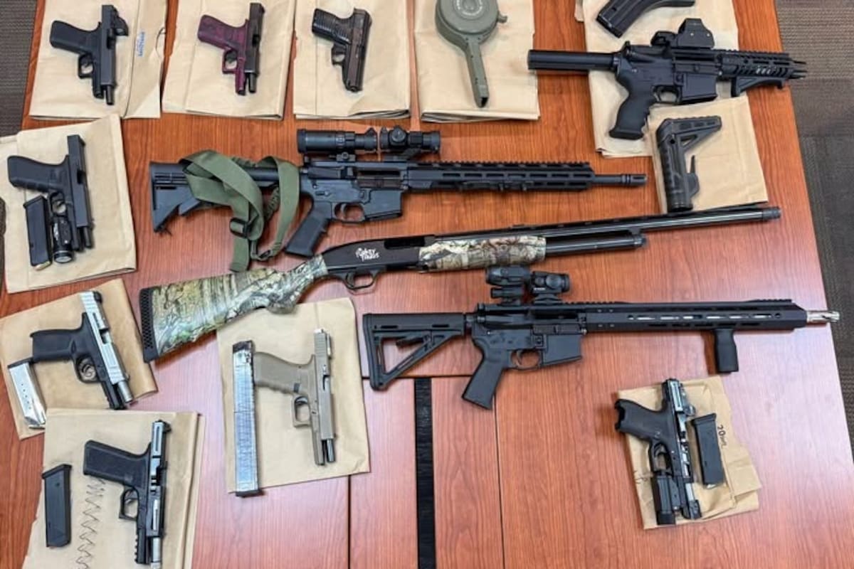 Allanan dos casas en Yuma y aseguran 12 armas; detienen a dos jóvenes