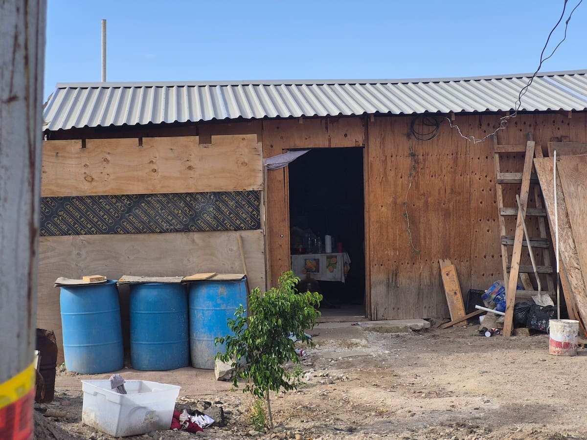 Familias del asentamiento de la Vía Rápida Poniente regresaron a la zona para recuperar sus pertenencias y desmontar las viviendas que dejaron tras la evacuación preventiva por riesgo de lluvias. Foto: Michelle Castillo