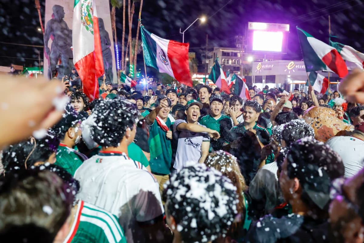 México vence a Ecuador y aficionados comienzan a celebrar en las calles de Mexicali
