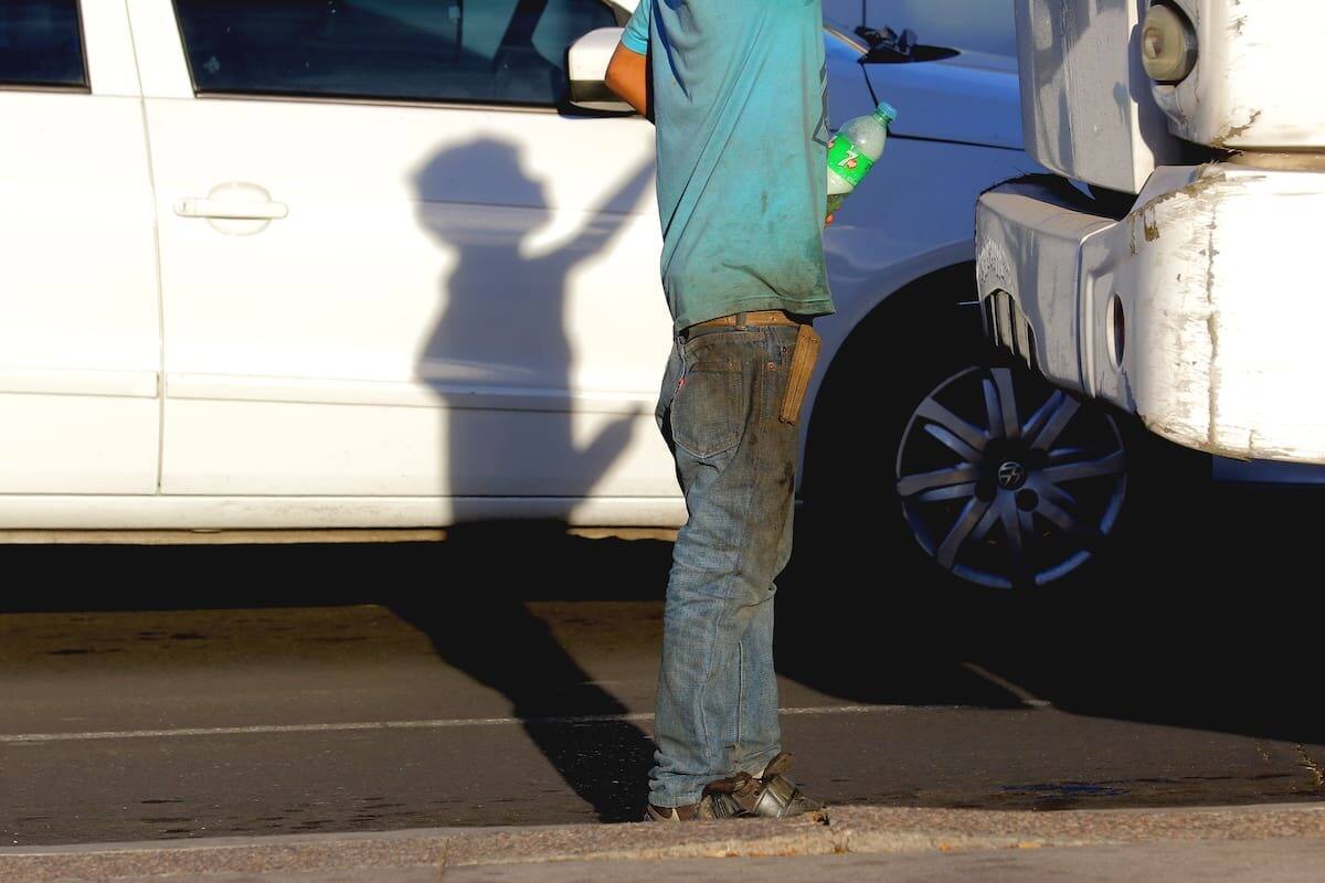 Rescatan a dos niños que pedían dinero