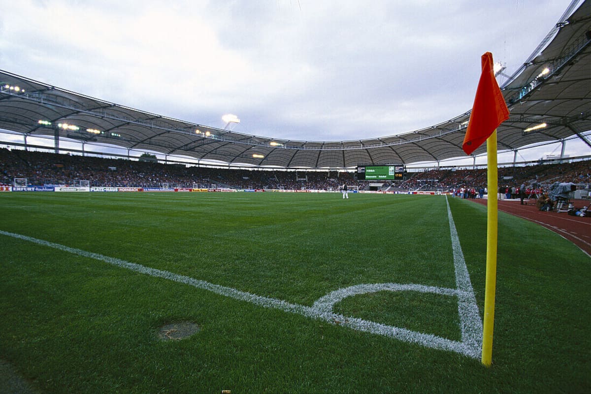 Saque de banda. Foto: Especial (Blick von der Eckfahne über Fußballfeld)