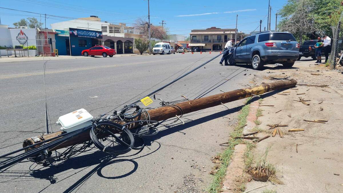 Un poste de madera fue derribado y un vehículo estacionado dañado, tras un choque registrado este sábado en Hermosillo.