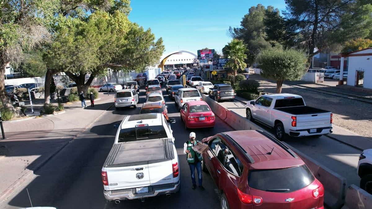 Largas filas en garitas de Nogales.