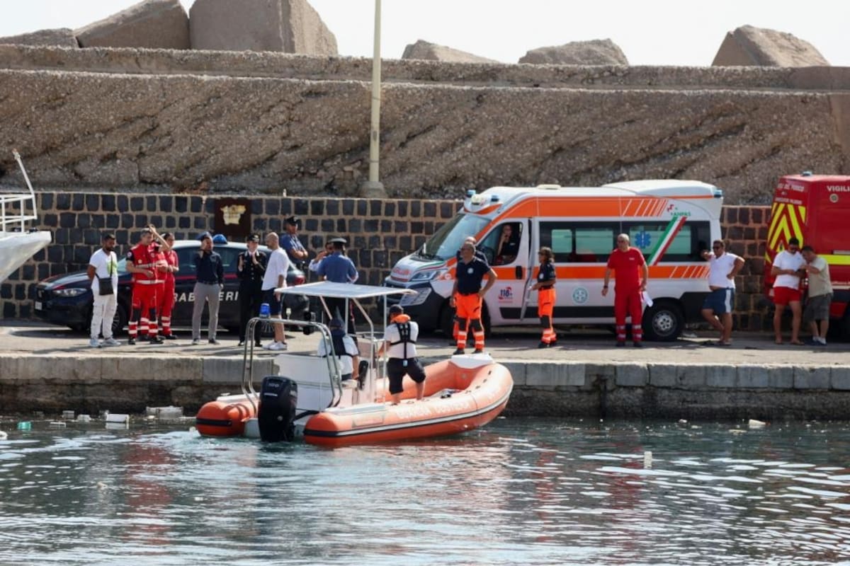 Equipos de rescate salvan a una gran mayoría de los tripulantes del barco hundido. | Crédito: REUTERS