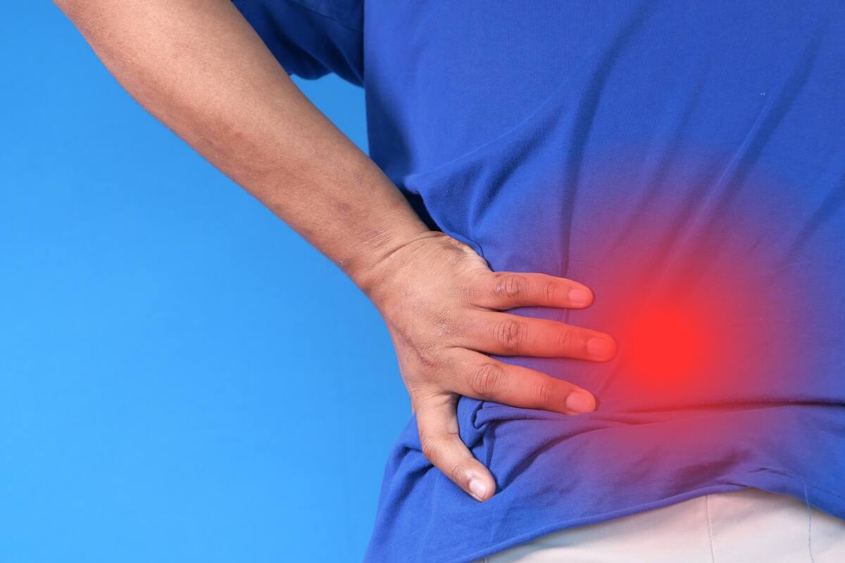 El dolor de espalda crónico podría ser un signo de una enfermedad inflamatoria poco conocida