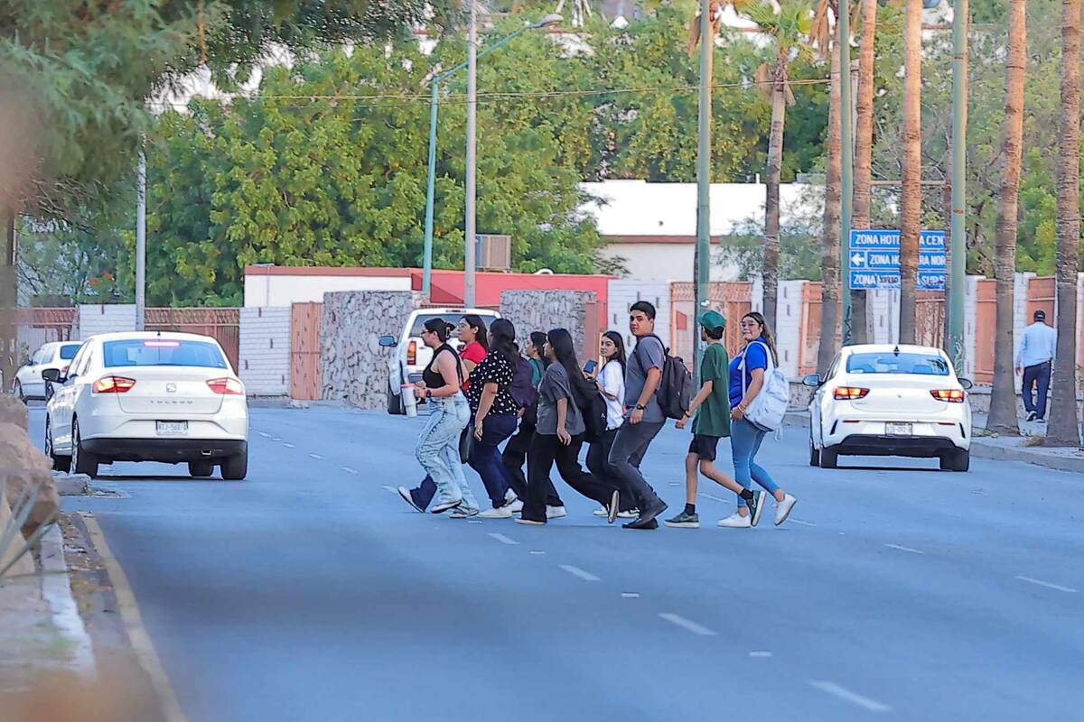 Ante regreso a clases en la Unison, Policía Municipal verifica que se utilice el puente peatonal