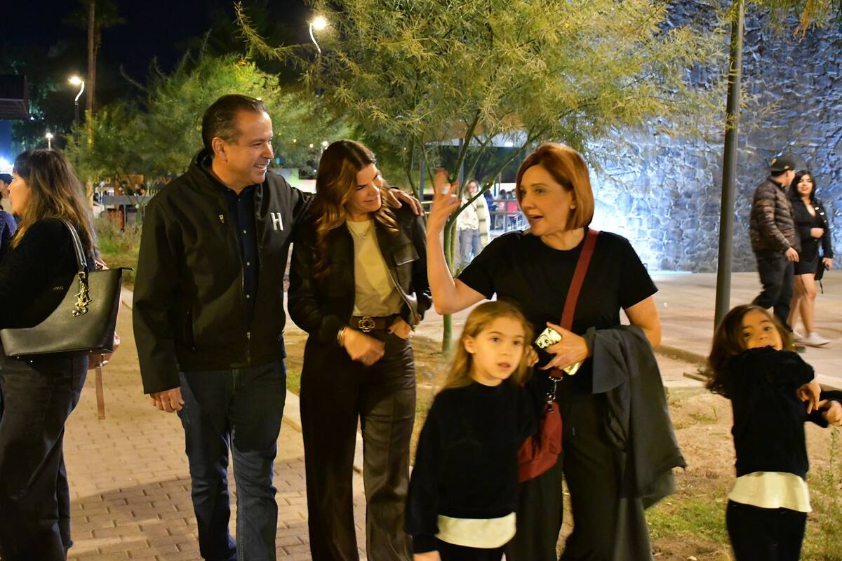 Disfrutan visitantes una mágica velada navideña en el Parque Madero de Hermosillo