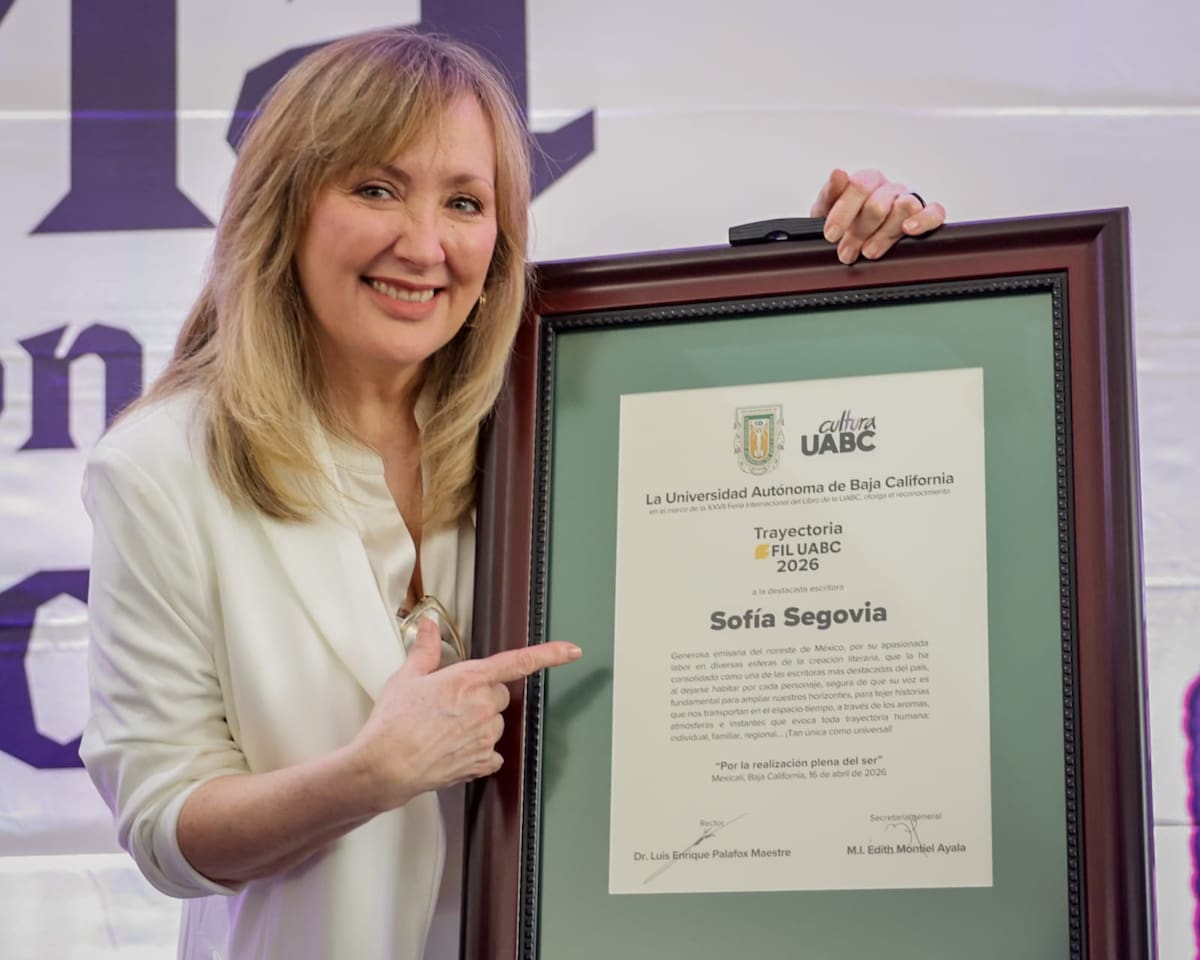Durante la ceremonia, se entregó el reconocimiento por trayectoria FIL UABC a la escritora Sofía Segovia, autora de “El Murmullo de las Abejas”l Foto: Javier Gallegos