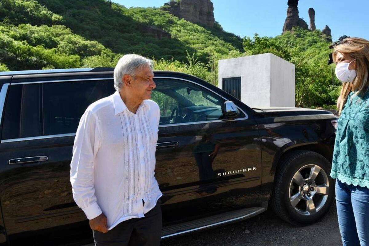 AMLO llega a Sonora y Claudia Pavlovich lo recibe