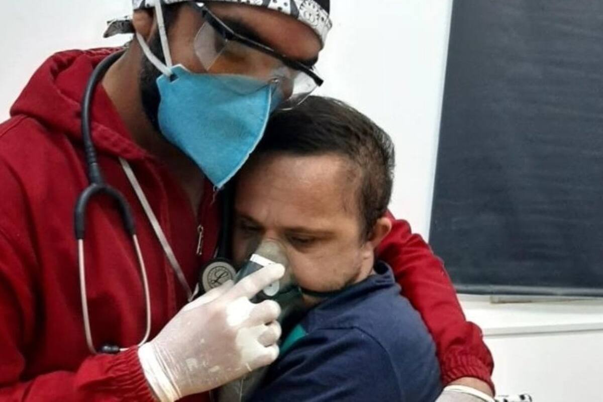 Conmovedora foto: Enfermero abraza a paciente con síndrome de down; conoce la historia