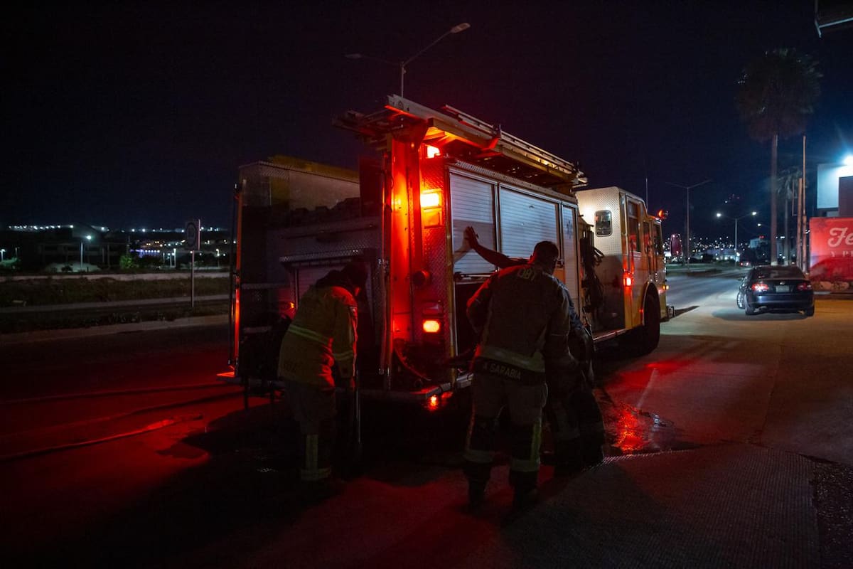 La unidad fue pérdida total tras una falla mecánica; no se reportaron personas lesionadas. Foto: Border Zoom