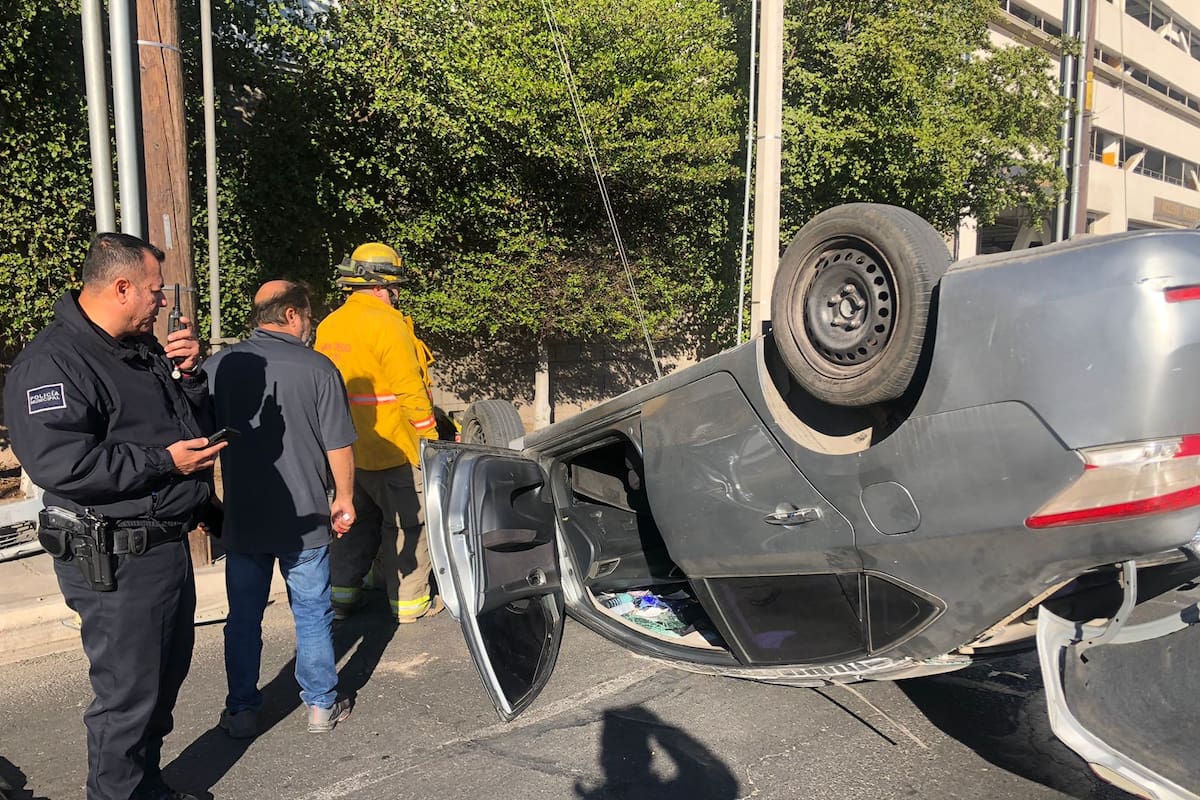 Vuelca automóvil tras accidente en Gómez Morín y Cetys