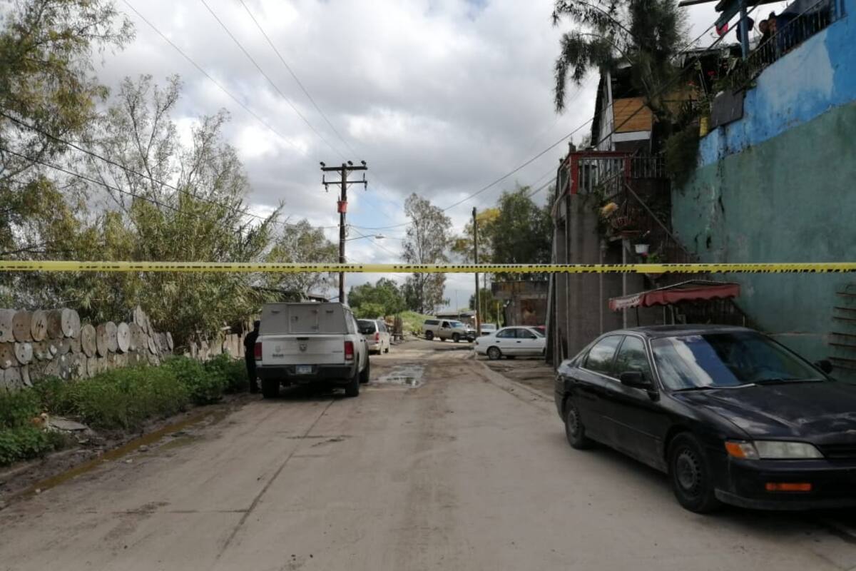 Abandonan cadáver detrás de una casa