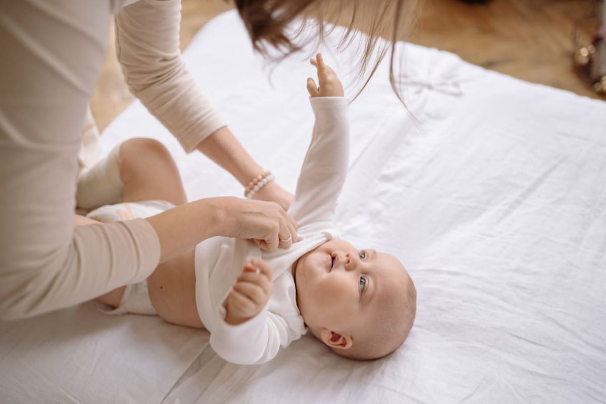 Durante las primeras semanas, tu bebé ve borroso y a escasos centímetros: qué cambios ocurren en los primeros 12 meses, cómo impacta en su aprendizaje y qué puedes hacer en cada etapa para estimularla