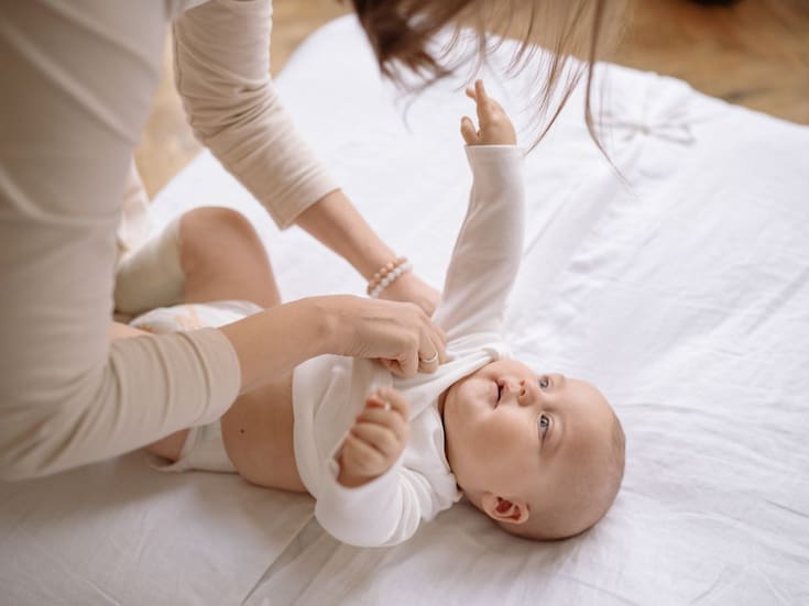 Durante las primeras semanas, tu bebé ve borroso y a escasos centímetros: qué cambios ocurren en los primeros 12 meses, cómo impacta en su aprendizaje y qué puedes hacer en cada etapa para estimularla