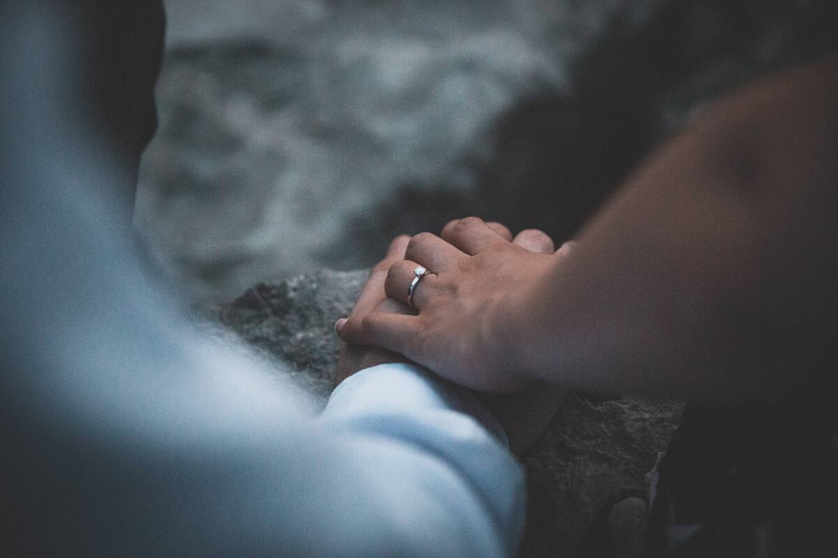 Pareja empeña su anillo de compromiso para mantenerse durante cuarentena