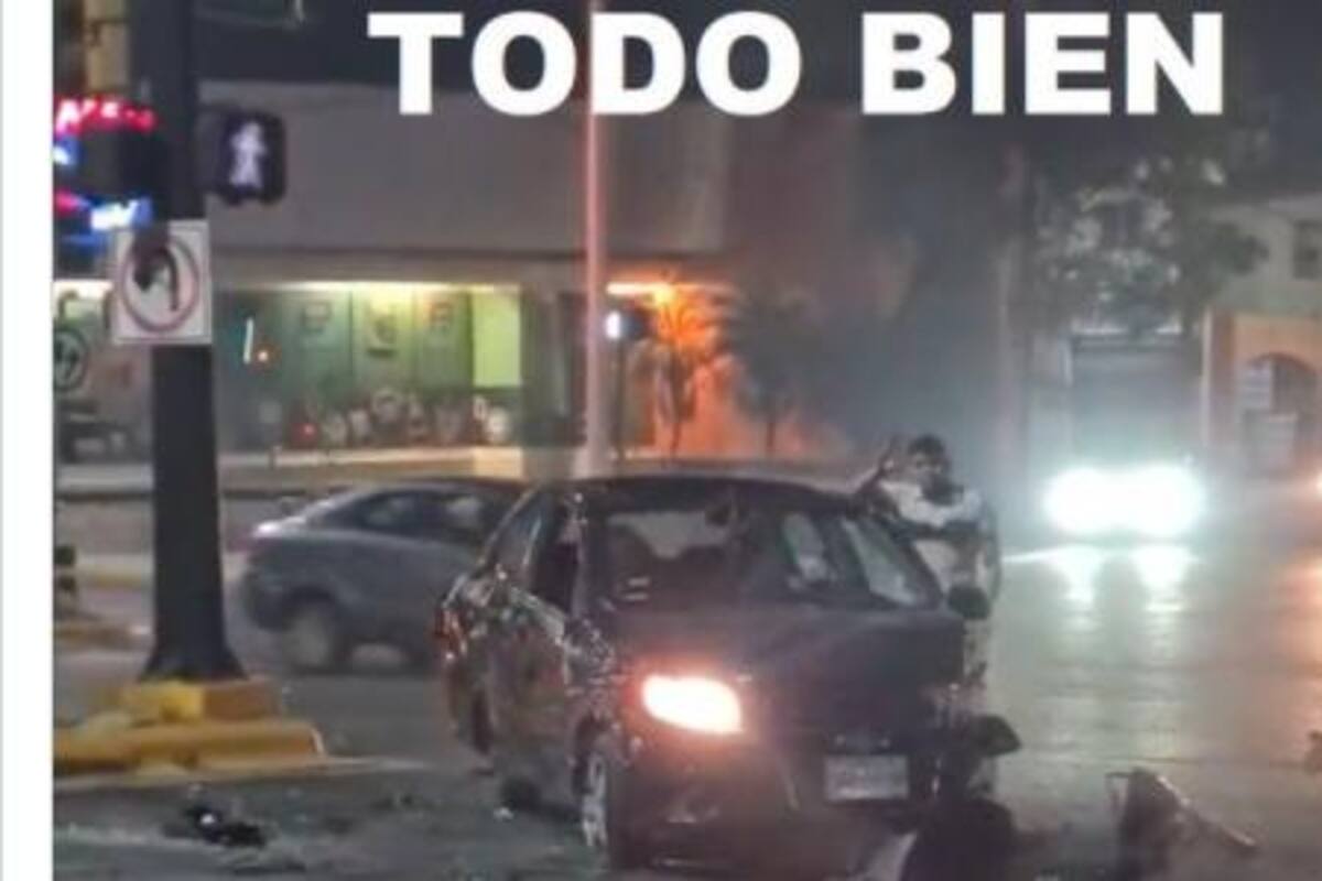 Se ahorra la grúa y voltea su coche volcado