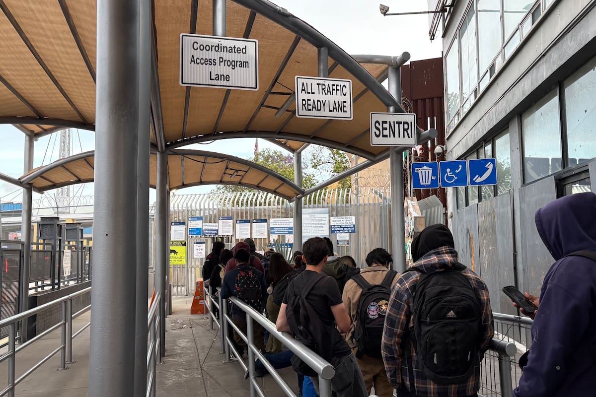 Primeros estudiantes cruzan por nuevo carril ágil en garita de San Ysidro