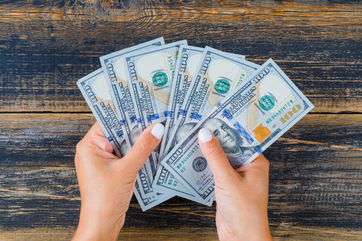 El peso cae con fuerza frente al dólar y así cotiza el tipo de cambio hoy viernes 7 de febrero de 2024