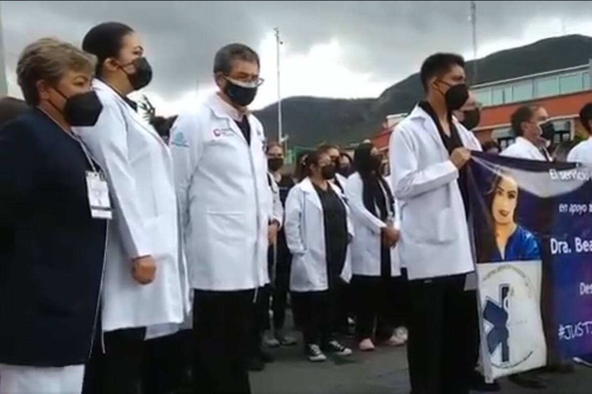 Personal médico marcha en Pachuca para exigir justicia por muerte de doctora Betty