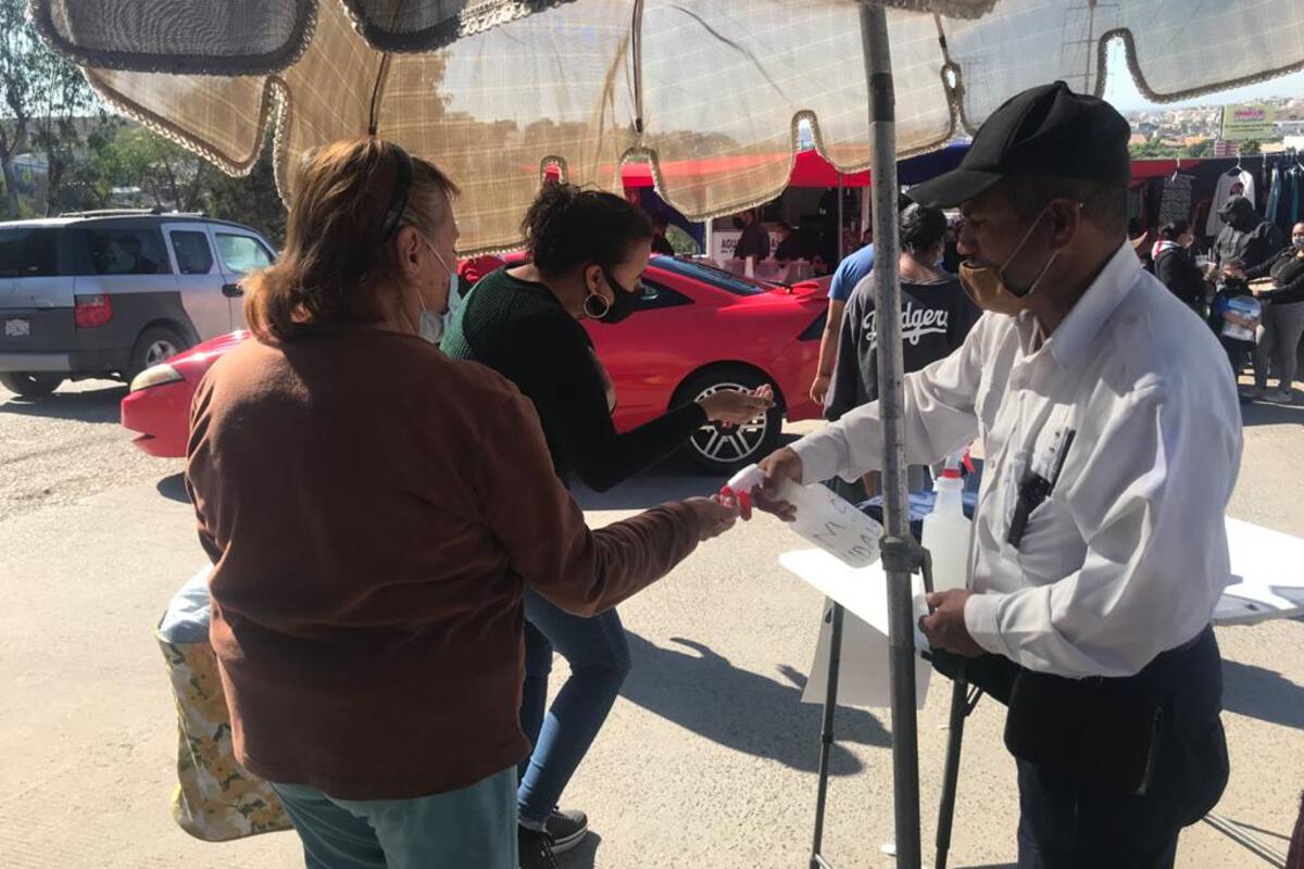 Busca guardia que compradores sigan medidas sanitarias en sobrerruedas de Rosarito