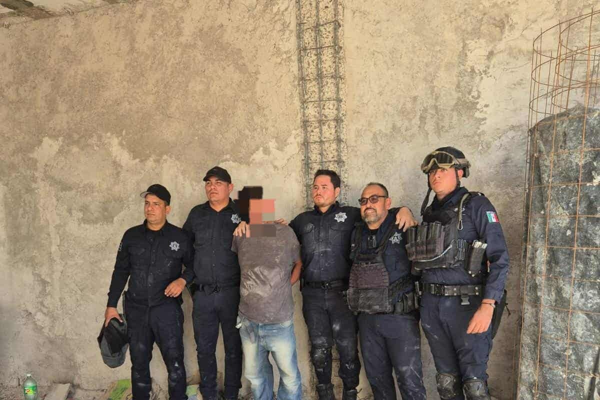 Policías logran poner a salvo a una persona que estaba sobre techo de un edificio en Ciudad Obregón