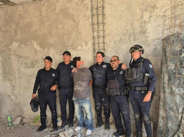 Policías logran poner a salvo a una persona que estaba sobre techo de un edificio en Ciudad Obregón