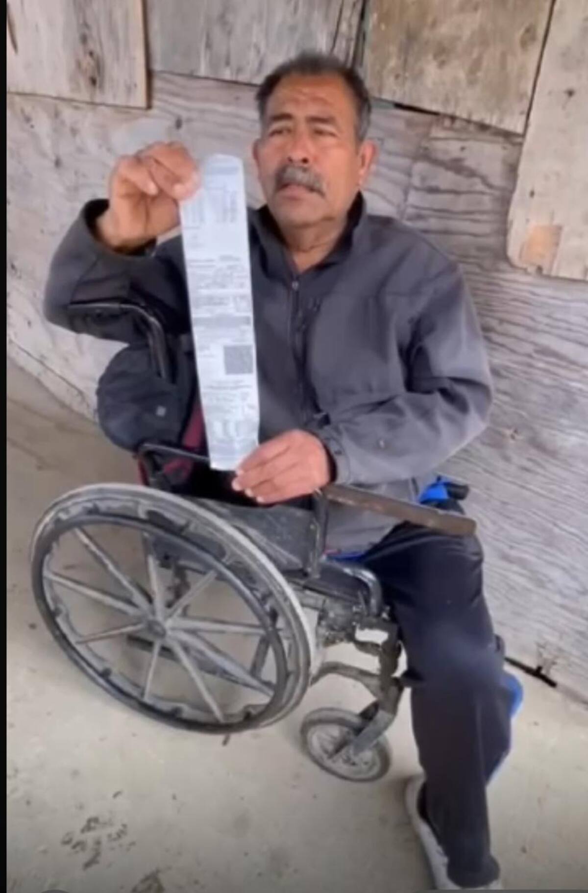 El hombre vive en una humilde vivienda en la colonia Vista Marina al Sur de Rosarito.