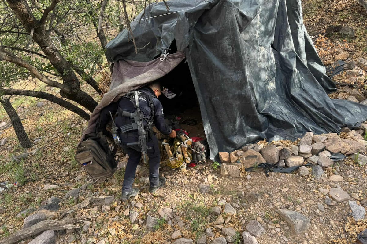 Policías liberan a madre e hijo de punto de contrabando de migrantes en Nogales