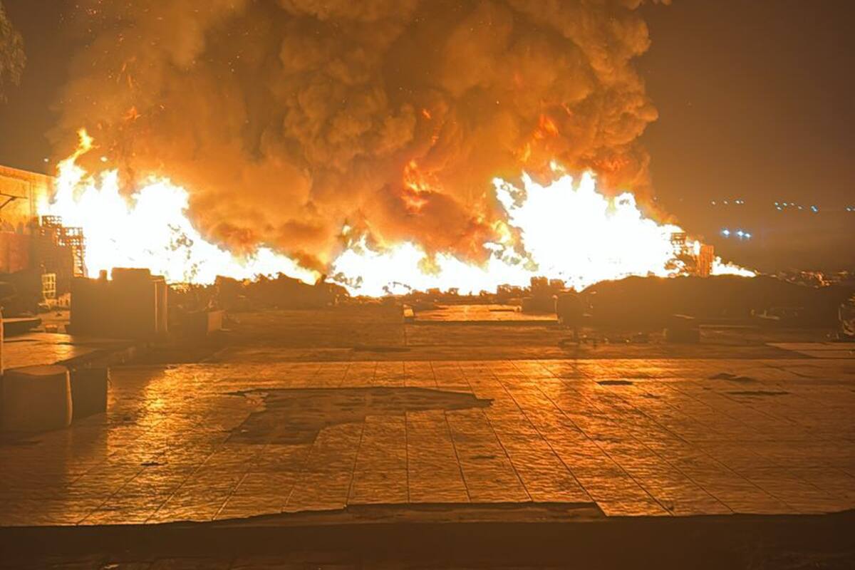Bomberos sofocan incendios en terreno baldío y recicladora