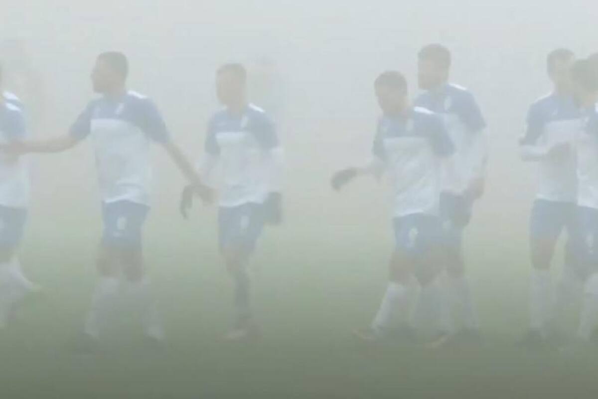 Juegan un partido de fútbol pese a que la niebla impide ver