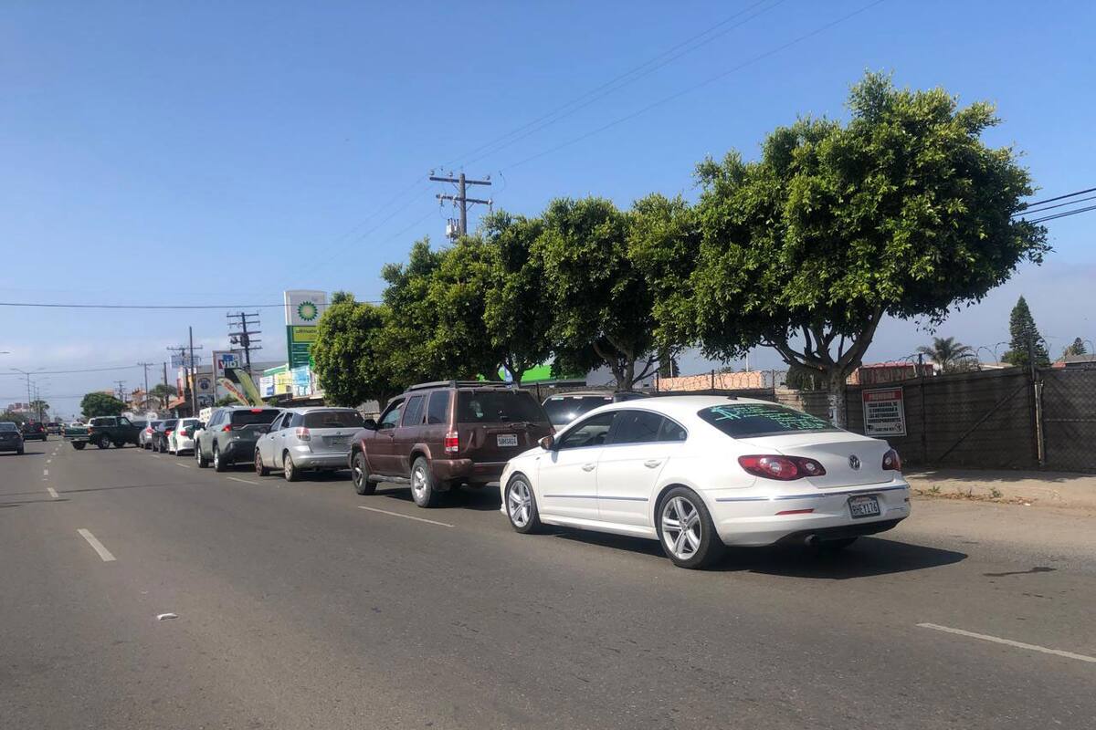 Gasolineras de Rosarito registran largas filas