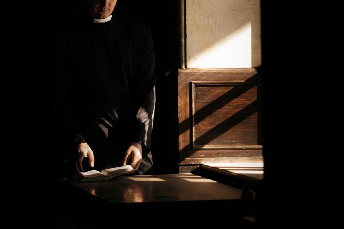 Sacerdote condenado por orgía donde otro hombre colapsó tras ser drogado con pastillas para la disfunción eréctil