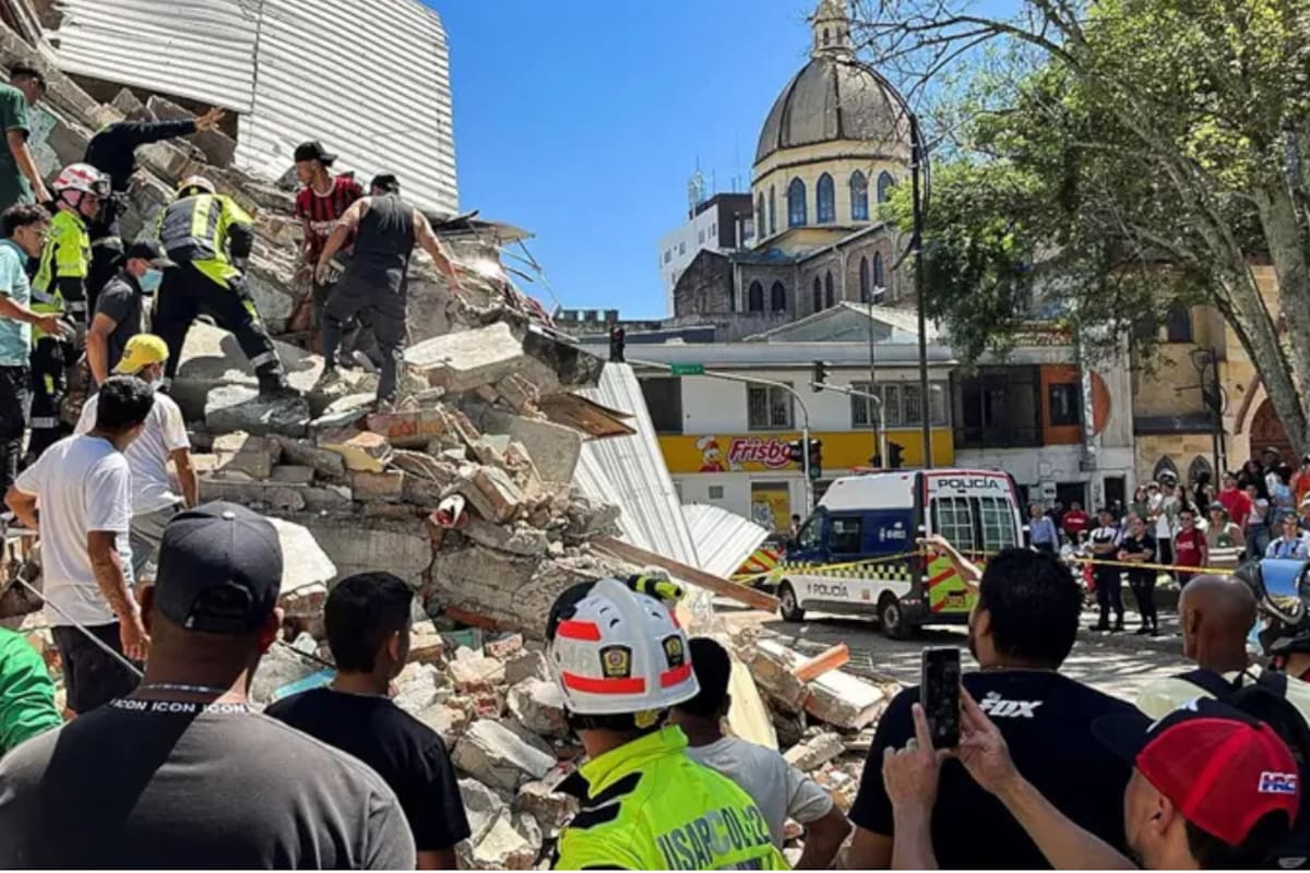 Voluntarios denuncian que equipos de rescate perdieron horas buscando supuestas víctimas bajo los escombros del terremoto de Pereira y terminaron encontrando una caja fuerte, mientras cuestionan el uso de maquinaria y recursos públicos