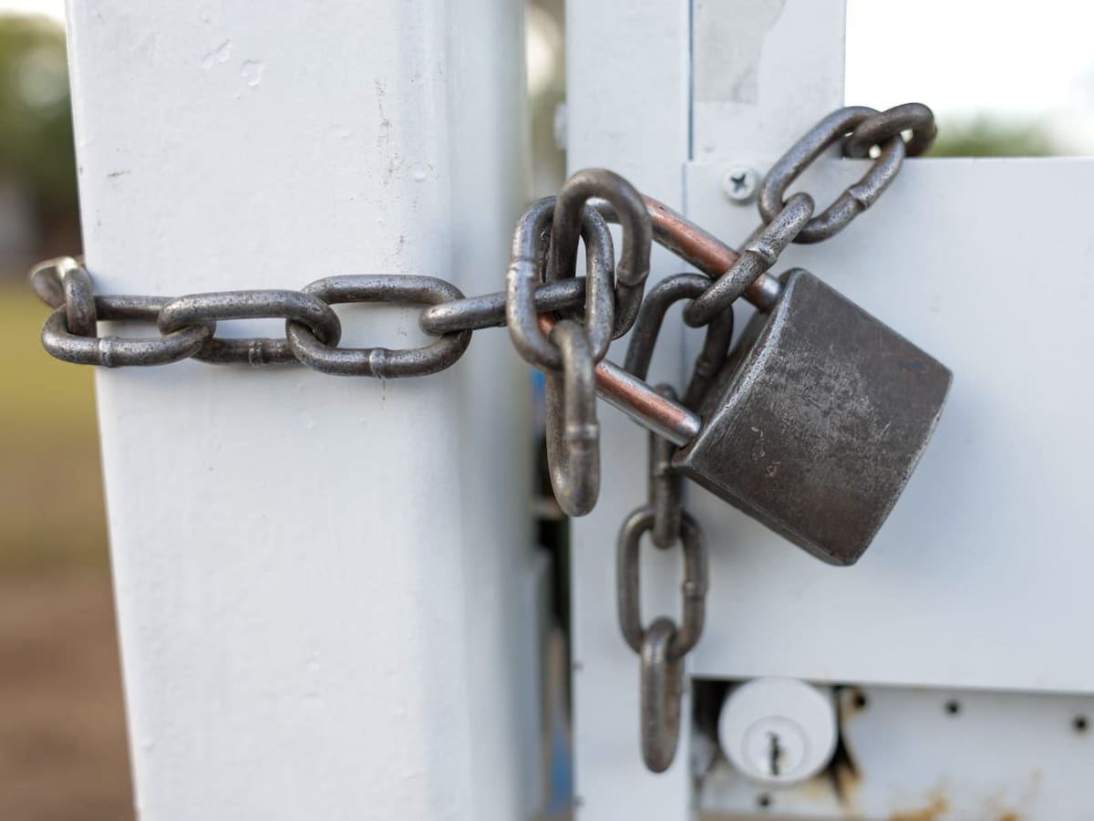 Ante la falta de soluciones, los padres colocaron candados y suspendieron actividades en el CAM “Ana Sullivan”, advirtiendo que no permitirían el regreso a clases hasta que se garantice la integridad de los alumnos l Foto: Cortesía