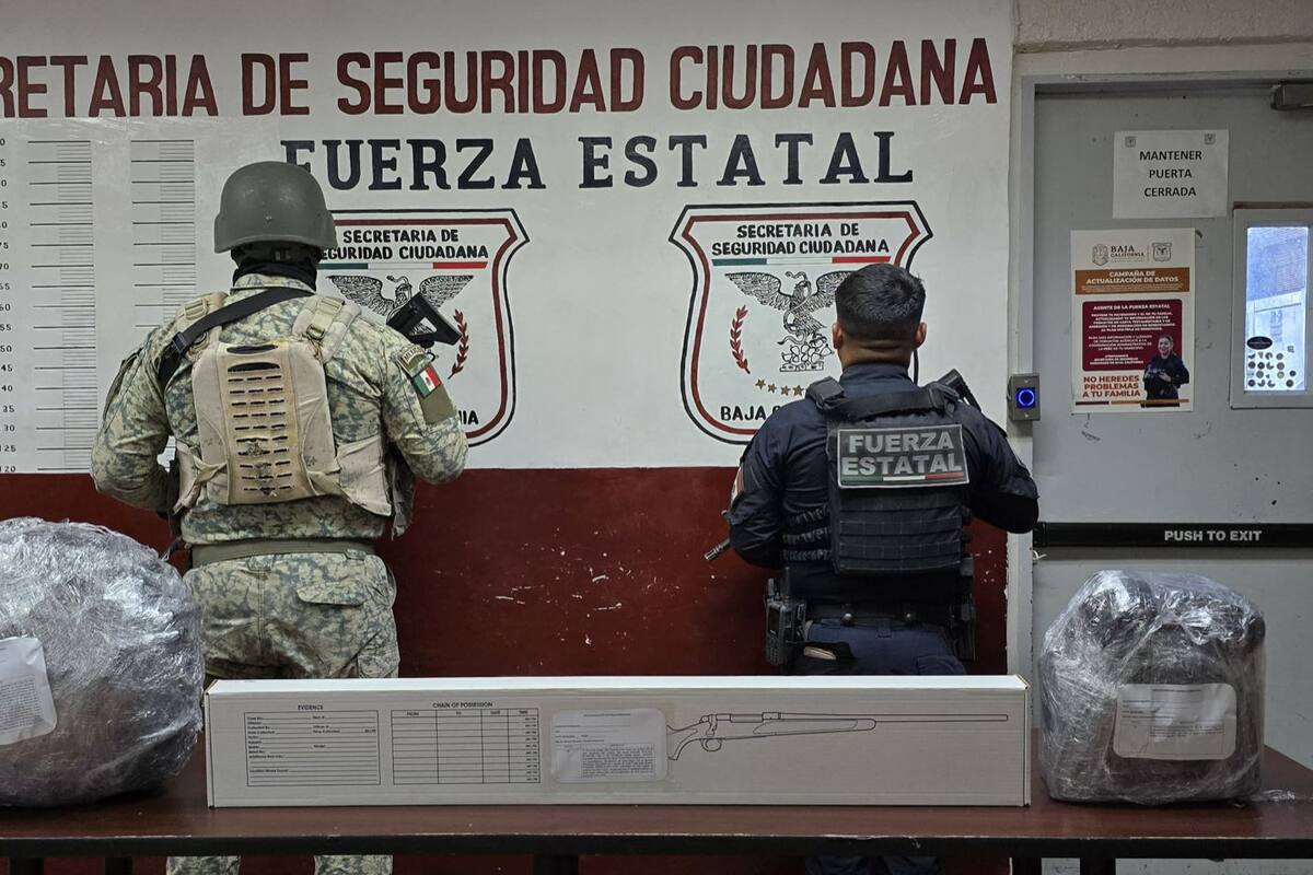 Recuperan vehículo robado tras persecución; aseguran armas y droga