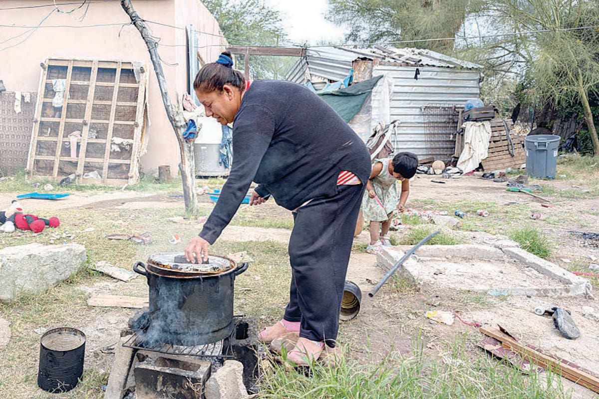 Sin cobijas suficientes, familia de Lucía enfrenta las madrugadas heladas en la colonia El Ranchito de Hermosillo