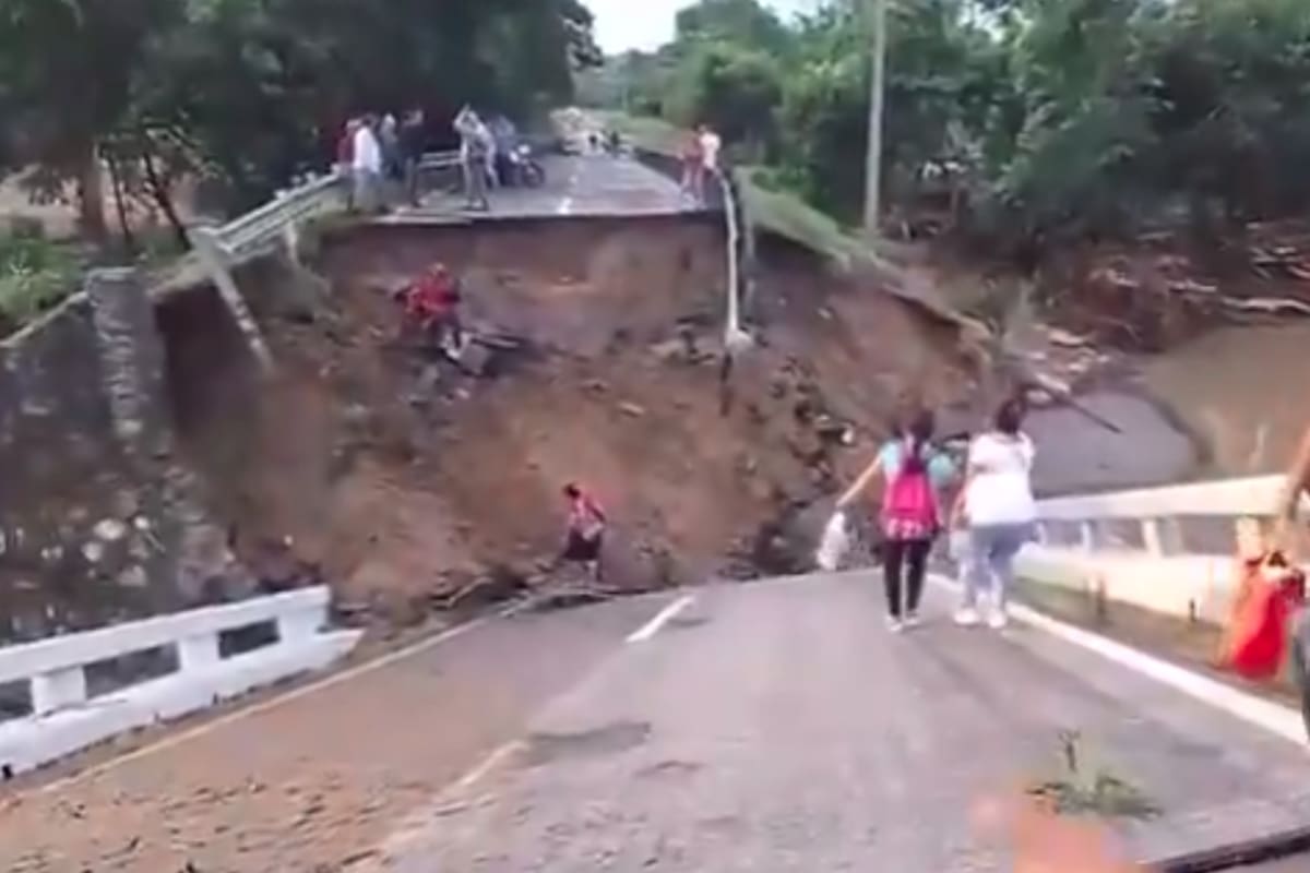 Colapsa puente en Mapastepec y deja varados a cientos en la costa de Chiapas: lluvias provocan derrumbes, inundaciones y cortes de energía