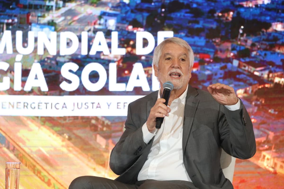 Hermosillo necesita distancias más cortas y banquetas amplias para mejorar su movilidad, plantea Enrique Peñalosa en el Foro de Energía Solar